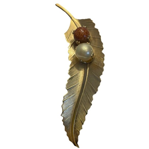 Jewelry - Vintage Gold Tone Leaf Feather With 2 Faux Pearl Beads Brooch